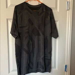 Lululemon Men's Gray Camo Short Sleeve Metal Vent Tech T-Shirt Sz L